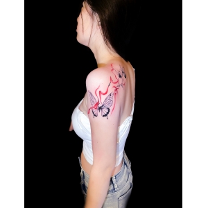 女生水墨蝴蝶纹身